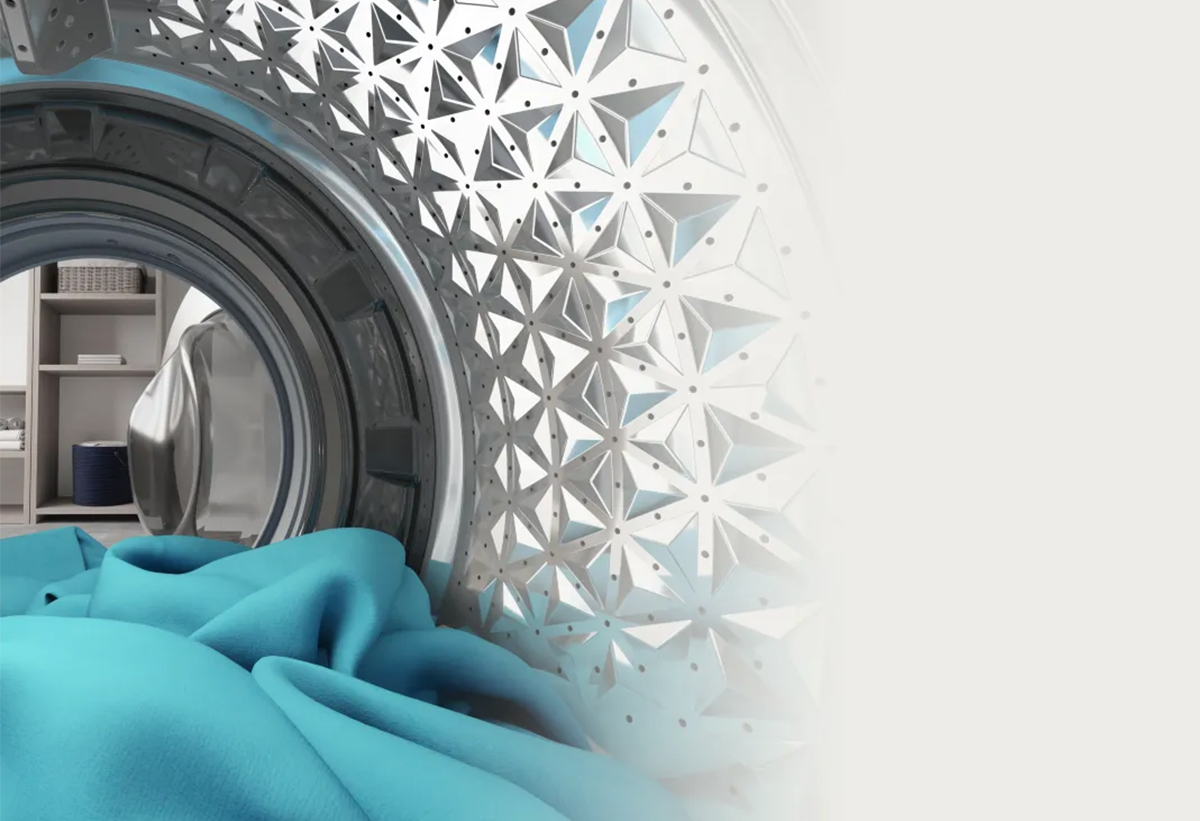 Απεικονίζεται ρούχο στο εσωτερικό του πλυντηρίου με την πόρτα ανοιχτή.